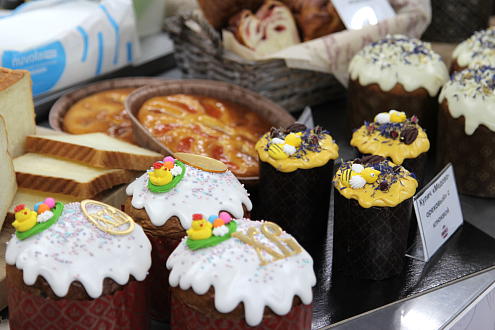 Кулич «А-ля дубайский шоколад» и Медово-ореховый с клюквой: новинки пасхальной коллекции «ИРЕКС ТРИЭР»