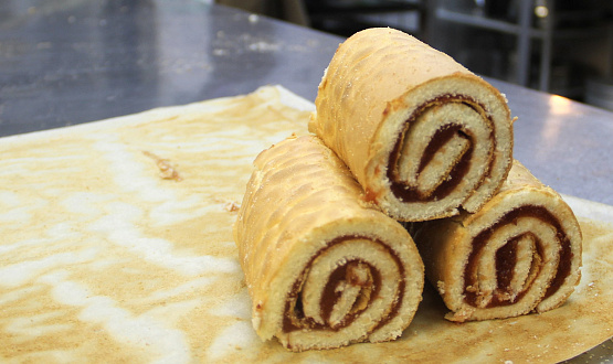 Смесь «Бисквитная»: готовим нежнейший рулет с клубникой за 30 минут (видеорецепт)